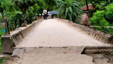 ১০ বছর ধরে ভাঙা রেলিং, নড়বড়ে পথচারী সেতুটি এখন মরণফাঁদ